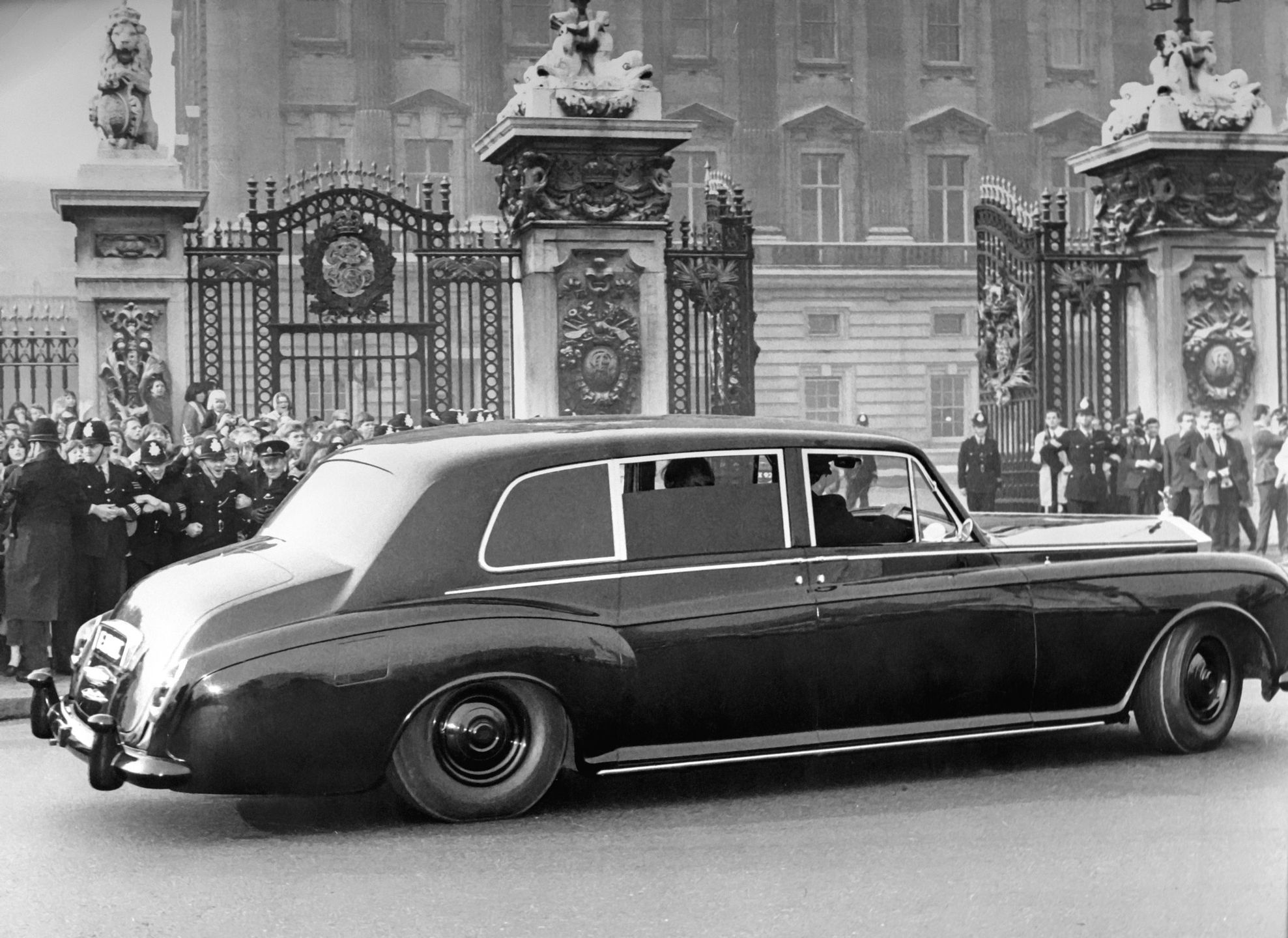 1965 r. John Lennon przyjeżdża do Pałacu Buckingham w swoim RR Phantom V