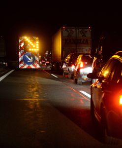 43-latek zginął na autostradzie. Pojazdy na niego wpadały