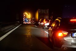 43-latek zginął na autostradzie. Pojazdy na niego wpadały