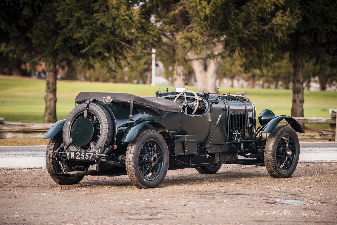 Ponieważ jest wyjątkowy. To Bentley 4 1/2 Litre Le Mans Sports 'Bobtail', co oznacza skrócony ogon. To jeden z wielu egzemplarzy 4 1/2 Litre, ale jedyny z taką tylną częścią i zamocowanym w tym miejscu kołem zapasowym. Tradycyjnie w tym modelu było ono mocowane na boku przedniej części, na komorze silnika. To oryginalne nadwozie o numerze KM3088 przygotowała firma Vanden Plas, stąd też unikatowość egzemplarza. Jest jedyne w swoim rodzaju, opracowane z myślą o zmniejszeniu masy własnej.