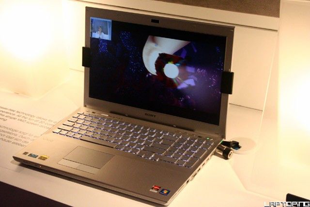 Sony VAIO SI z założoną nakładką 3D (fot. Laptoping.com)