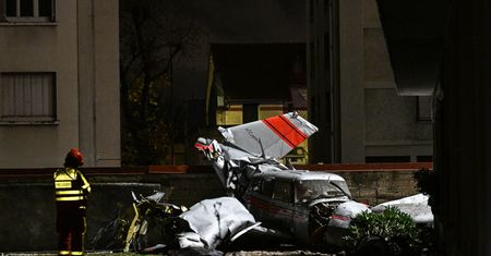 "Wielki huk". Samolot lądował awaryjnie na dachach garaży koło Paryża