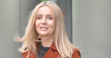 Zaczytana Agnieszka Woźniak-Starak pozuje BEZ MAKIJAŻU: "DZIEWCZYNECZKA"