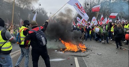 Płomienie pod KPRM. Rolnicy podpalili flagi