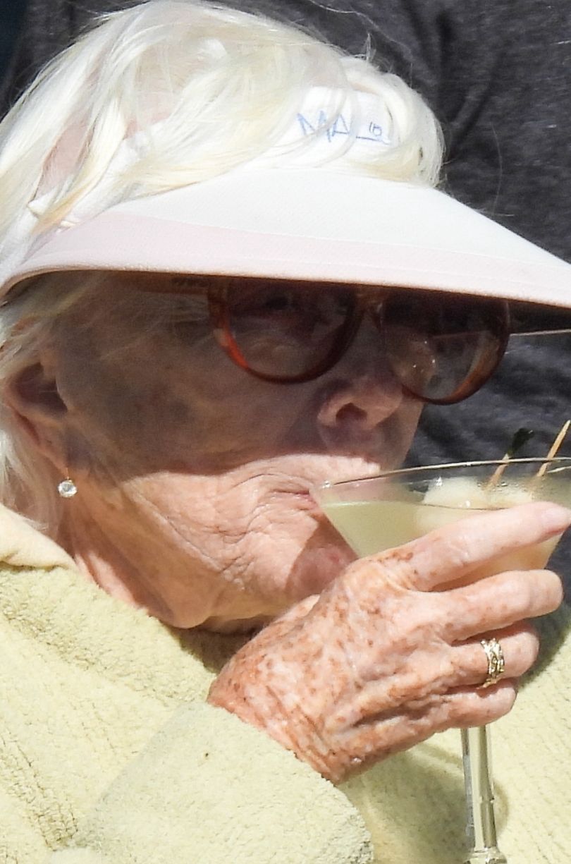 Shirley MacLaine sączy Martini na lunchu w Malibu