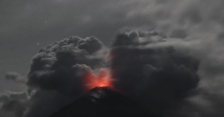 Erupcja wulkanu na wyspie Flores. Gigantyczna chmura popiołu paraliżuje loty