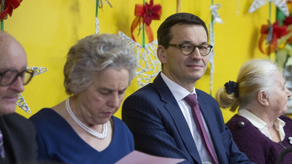 Premier Mateusz Morawiecki w Ostro??ce19.01.2018 Ostroleka Spotkanie premiera Mateusza Morawieckiego z seniorami w Dziennym Domu Senior + N/z premier Mateusz Morawiecki wsrod seniorow   Fot Marek Maliszewski/REPORTERMarek Maliszewski/REPORTER