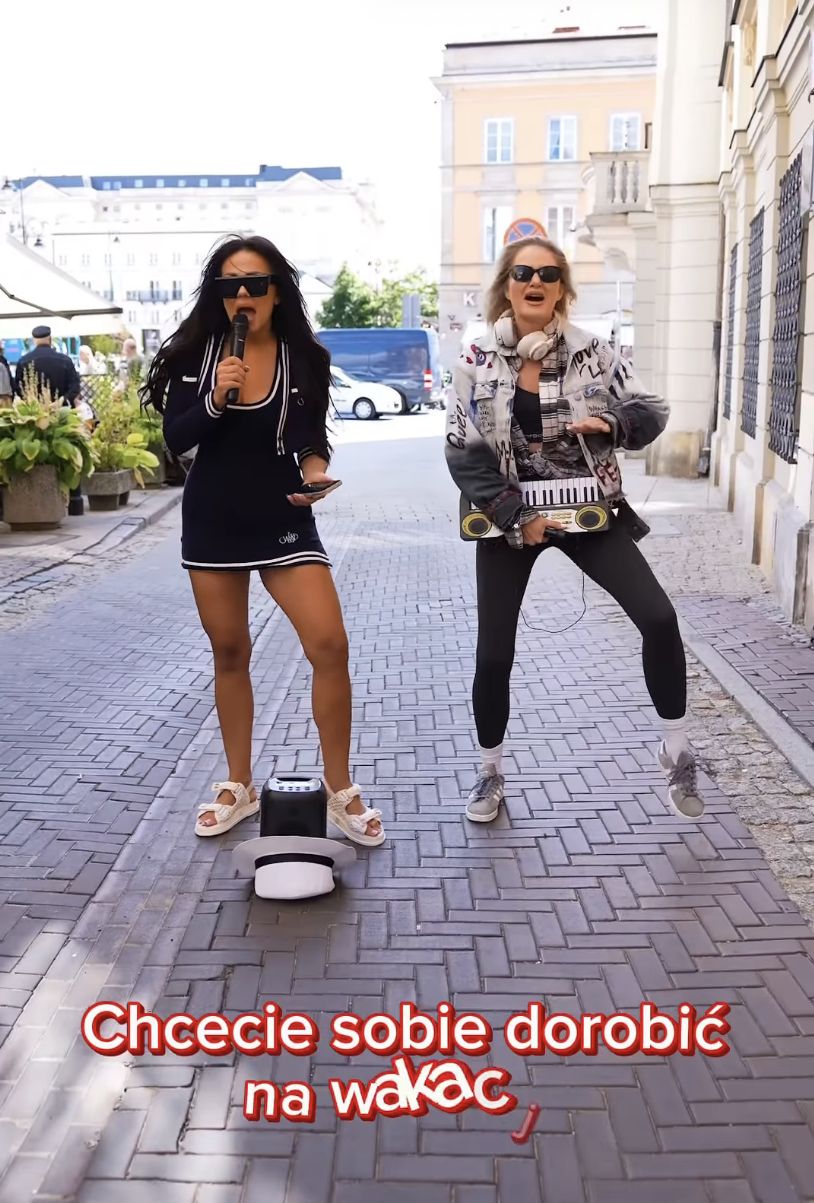 Sylwia Bomba i Ewa Mrozowska śpiewają na ulicy