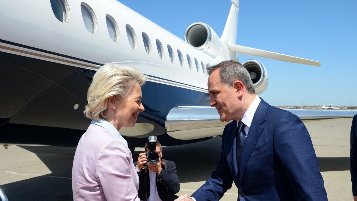 Przewodnicząca Komisji Europejskiej Ursula Von der Leyen jest witana przez ministra spraw zagranicznych Azerbejdżanu Jeyhuna Bayramova