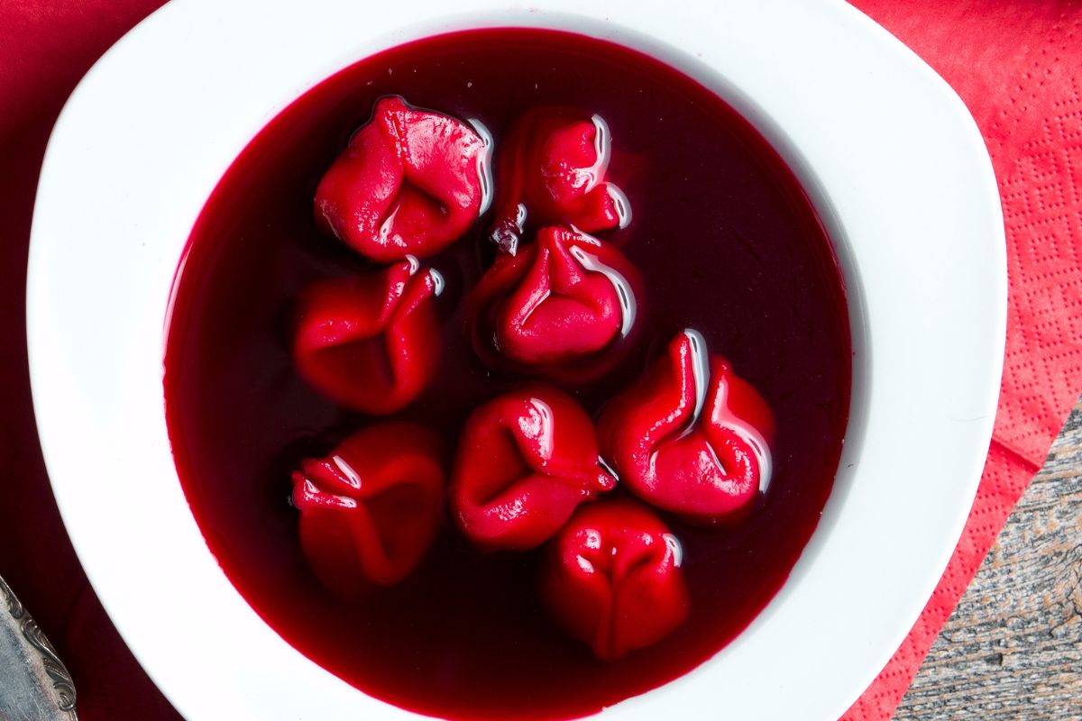 Siostra Anastazja dodaje do farszu do uszek. Wychodzi pełen smaku i kremowy