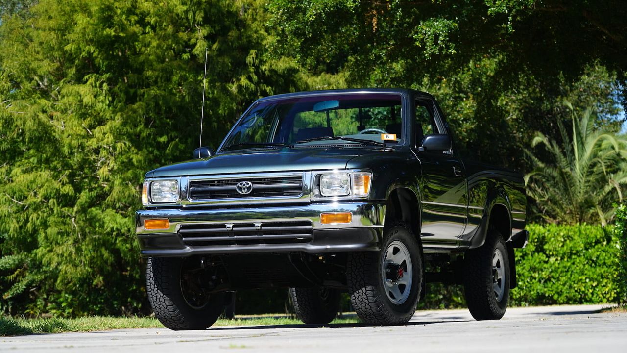 Toyota Pickup z przebiegiem, w który trudno uwierzyć. Właśnie trafiła na sprzedaż