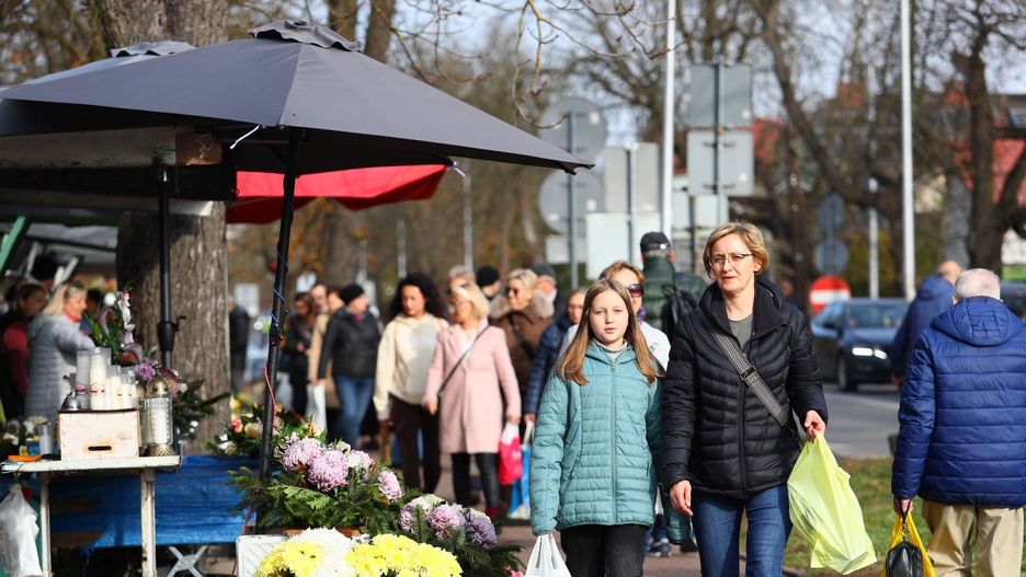 Na Cmentarzu Starym pojawiły się całe rodziny.