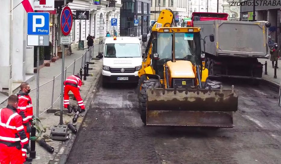 Warszawa. Robotnicy zdzierają nawierzchnię z placu nu zbiegu Szpitalnej, Brackiej, Zgody i Chmielnej. Plac Pięciu Rogów zmieni się w przestrzeń dla ludzi