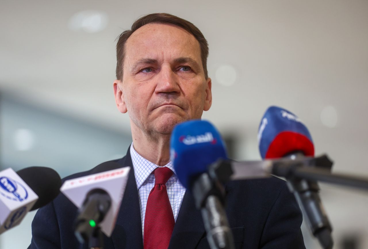 Sikorski alarmuje. "Sytuacja jest bardzo poważna"