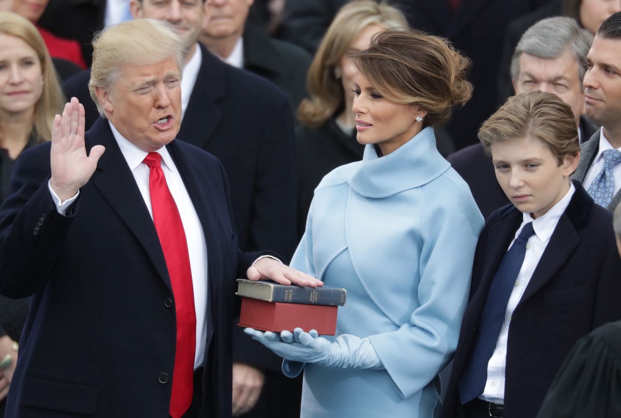 Te zdjęcia Melanii przejdą do historii. Znaczące miny na początku i końcu prezydentury Trumpa