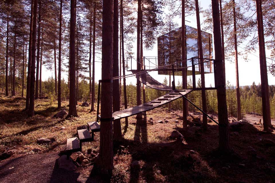 Mirrorcube - teraz każdy może zamieszkać w niesamowitym domku na drzewie 9