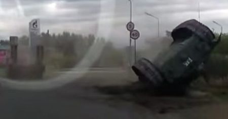 Rosyjski kierowca gubi czołg na zakręcie