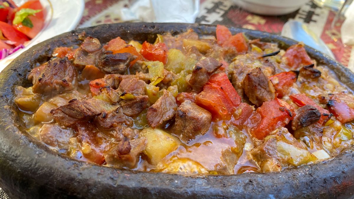 Bałkański kociołek z warzywami, mięsem i ryżem