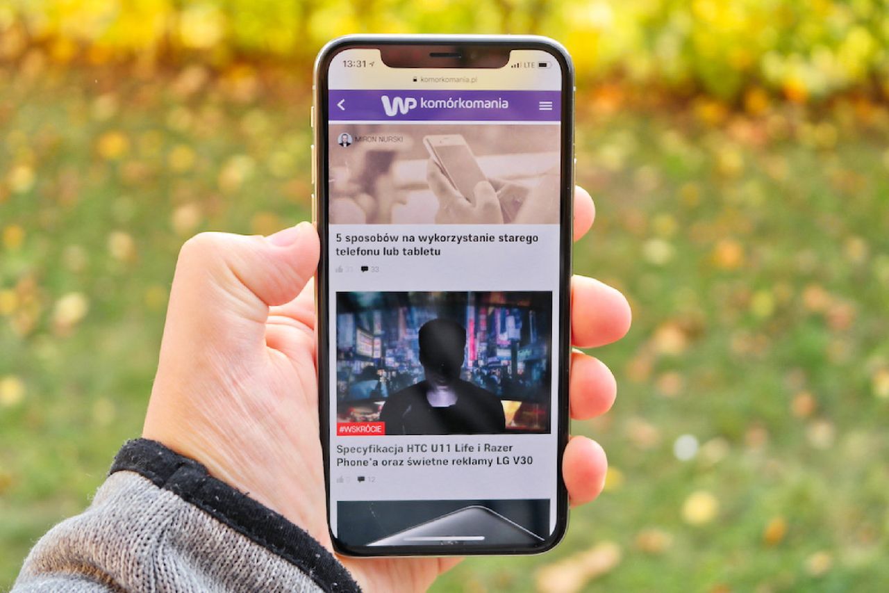 Ekran iPhone'a X jest niemal w całości wypełniony treściami