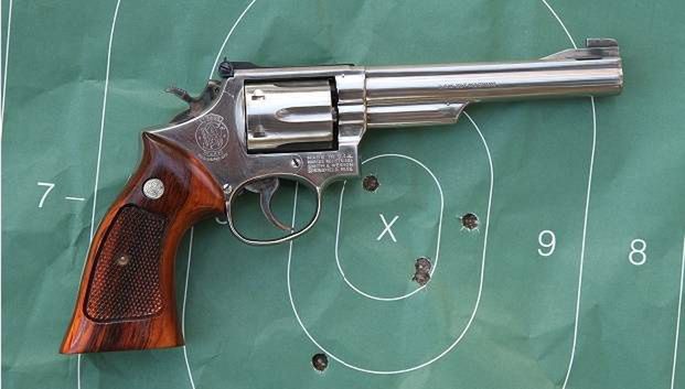 Napastnik miał ze sobą dwa legalnie kupione rewolwery Smith & Wesson M19