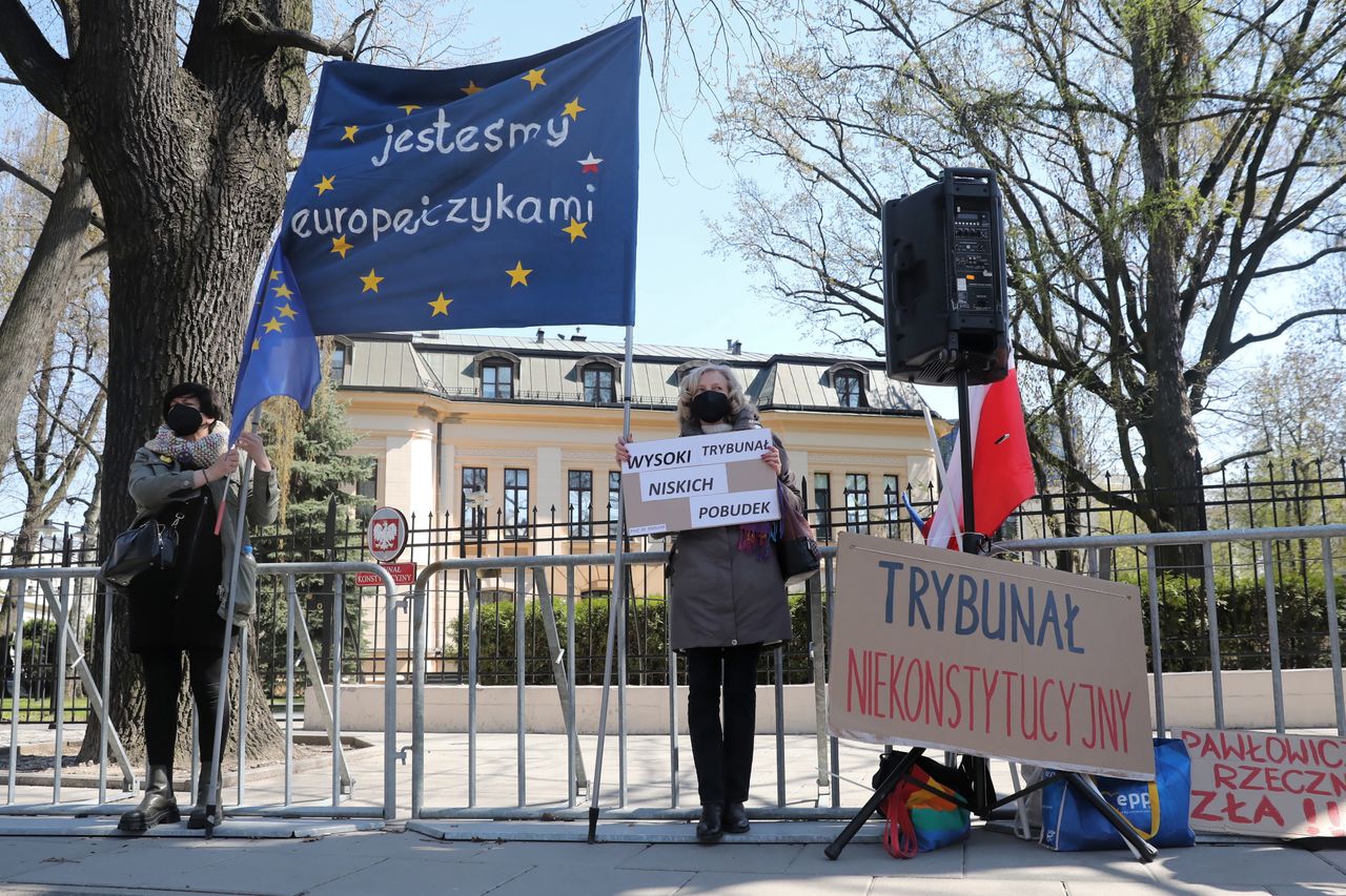 Unia pominie rząd PiS. Pieniądze na obronę demokracji