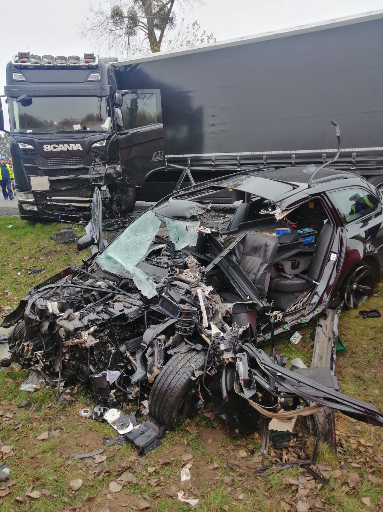  Tragiczny wypadek. BMW zmiażdżone, kierowca zginął. 