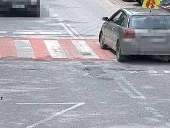 18-latek na oczach policjantów omal nie potrącił "Pana Stopki". W aucie niesprawne hamulce