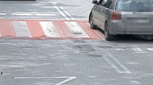 18-latek na oczach policjantów omal nie potrącił "Pana Stopki". W aucie niesprawne hamulce
