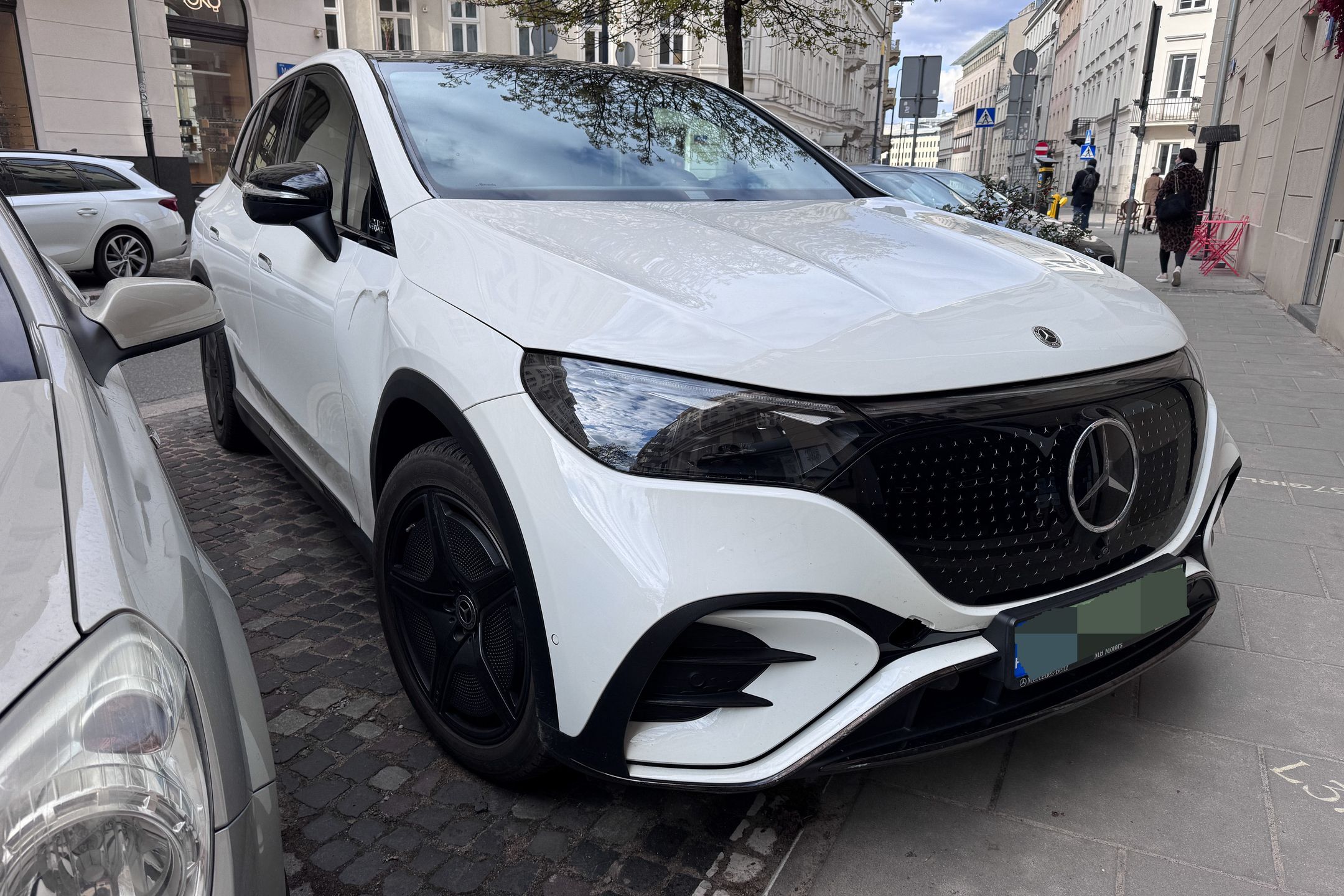 Małgorzata Socha rozbija się po mieście porysowanym mercedesem