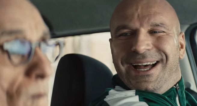 „Babcia” na kursie prawa jazdy reklamuje jajecznicę w McDonald’s (wideo)