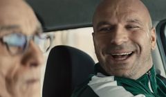 „Babcia” na kursie prawa jazdy reklamuje jajecznicę w McDonald’s (wideo)