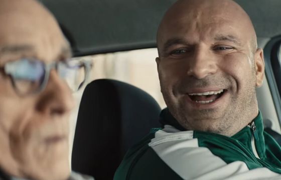 „Babcia” na kursie prawa jazdy reklamuje jajecznicę w McDonald’s (wideo)