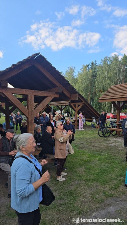 Piknik charytatywny nad jeziorem Lubiechowskim