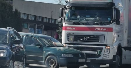 Volkswagen wjechał wprost pod koła ciężarówki. Utrudnienia na DK19
