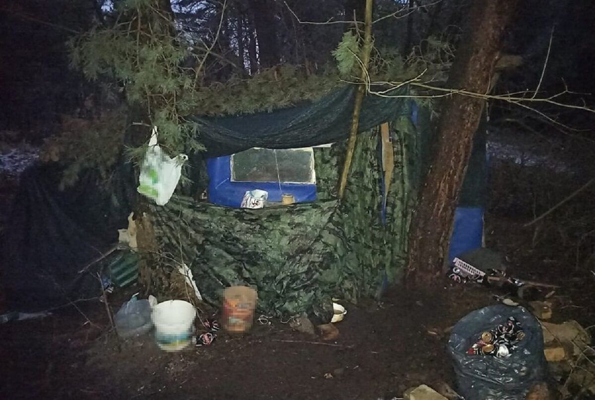 Miejsce produkcji i dystrybucji narkotyków ukryte w lesie