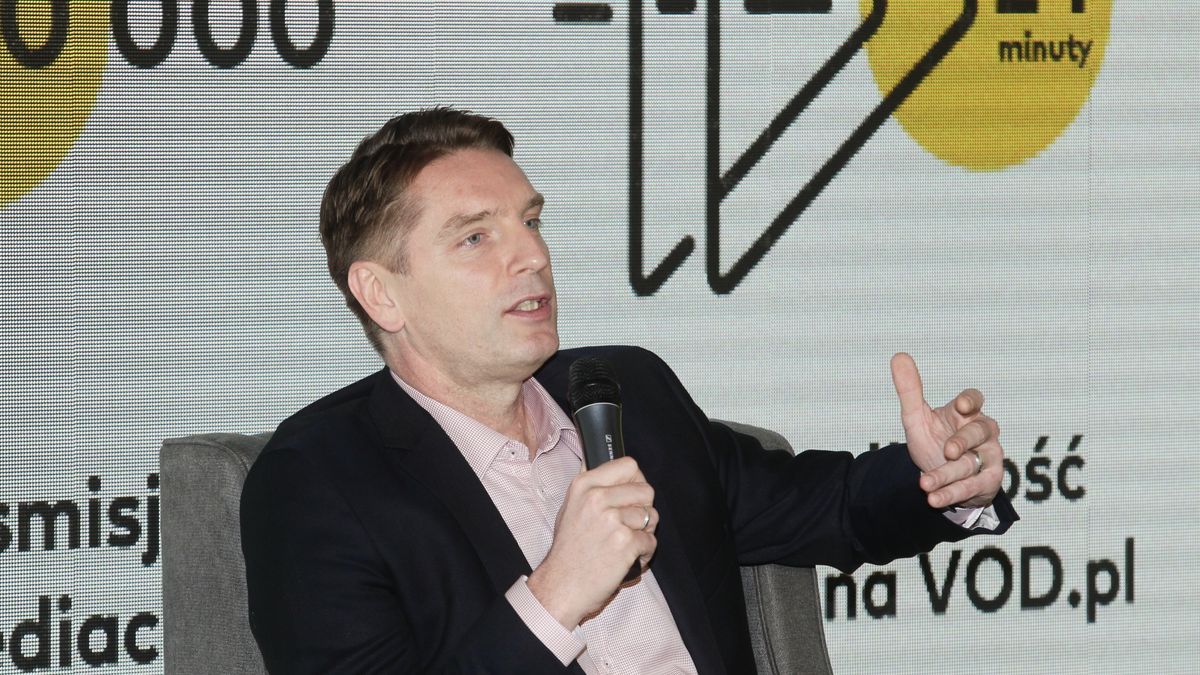 marzec 2017, Ramówka Onet.tv, siedzenie, mikrofon, fryzura, zegarek, gest, Tomasz Lis