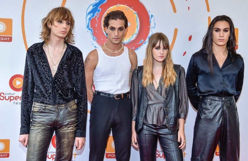 Victoria De Angelis z Maneskin pozuje topless