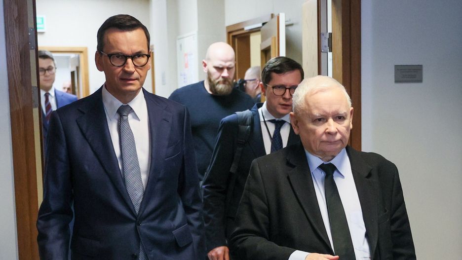 Pierwsze spotkanie Zespo?u Pracy dla Polski PiS
Fot. Mateusz Grochocki/East News, Warszawa, 30.01.2024. Pierwsze spotkanie Zespolu Pracy dla Polski poswieconego tematowi szans rozwojowych Polski wynikajacych z realizacji Centralnego Portu Komunikacyjnego z udzia?em prezes PiS Jaroslawa Kaczynskiego (P) i wiceprezesa partii Mateusza Morawieckiego (L), w Centrum Zielna.
Mateusz Grochocki