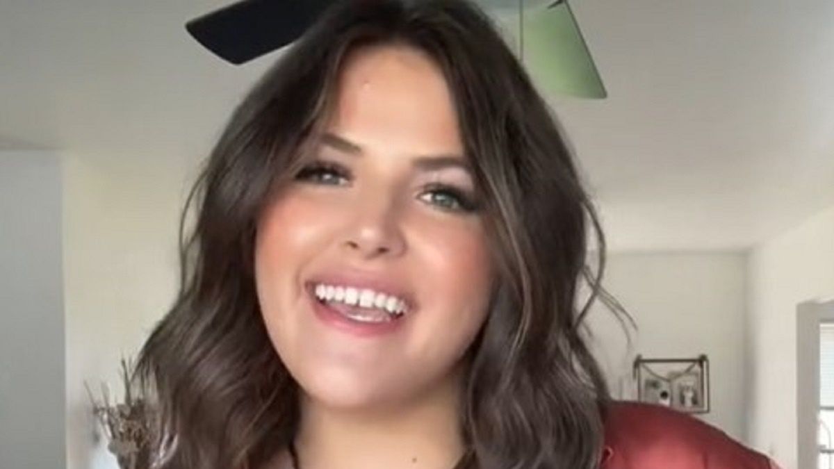 Ma biust w rozmiarze 38 DDD. 