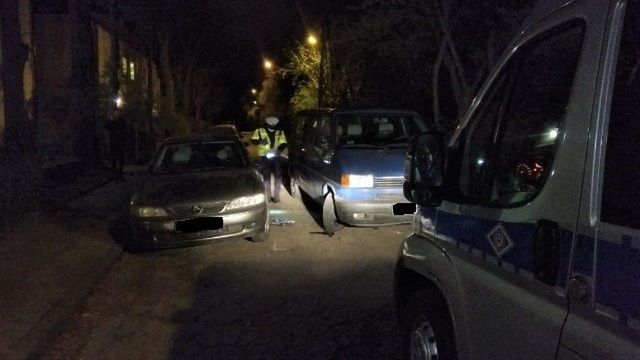 W tej sytuacji świadkowie dokonali obywatelskiego ujęcia 21-latka, który uszkodził volkswagenem trzy samochody. Miał 2 promile alkoholu i nie posiadał uprawnień do prowadzenia