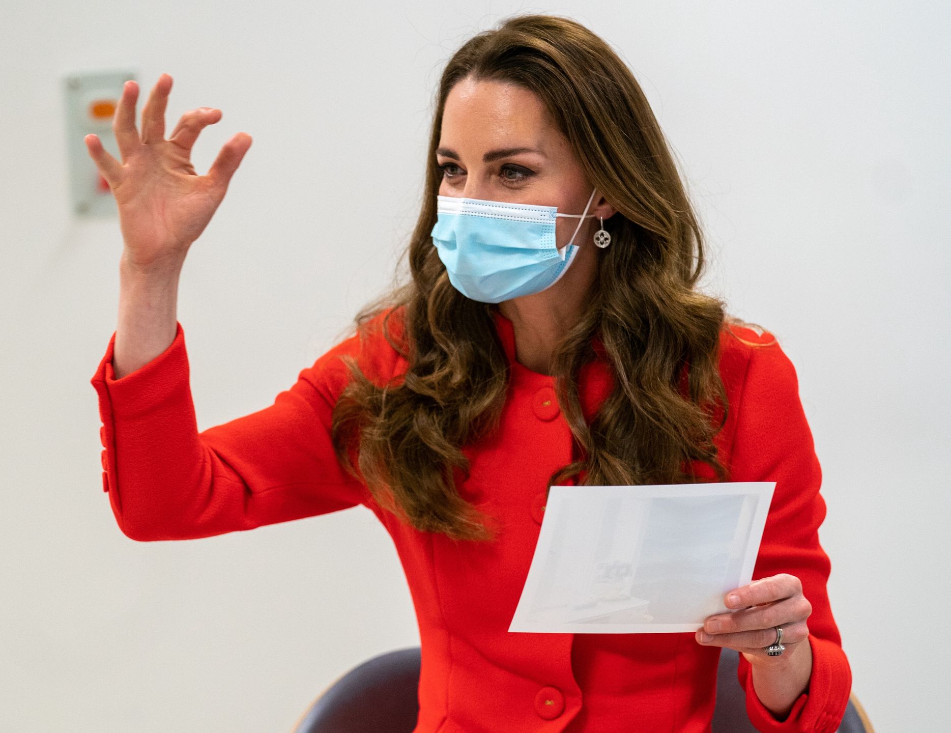 Kate Middleton jako "lady in red" promuje swoją nową, bestsellerową książkę