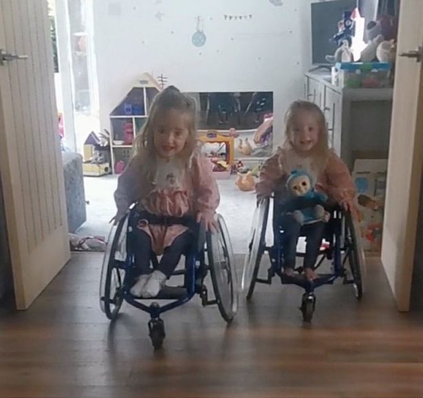 Gdy dziewczynki są zbyt zmęczone, korzystają z wózków