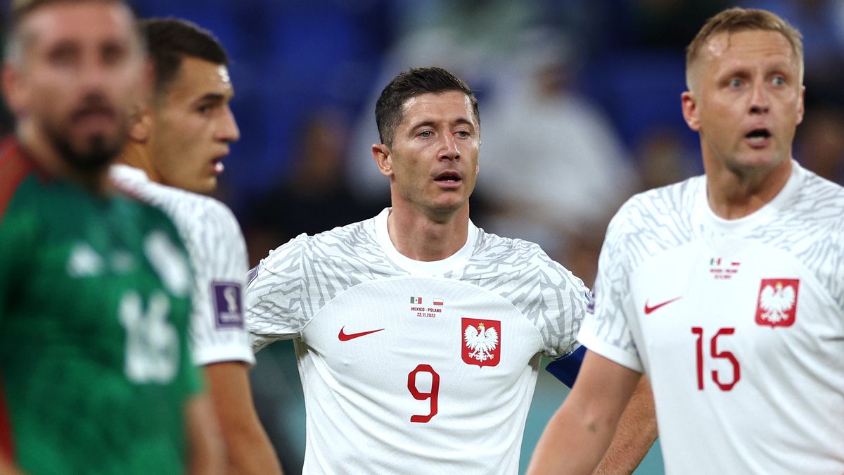 DOHA, QATAR - NOVEMBER 22:  Robert Lewandowski of Poland looks on during the FIFA World Cup Qatar 2022 Group C match between Mexico and Poland at Stadium 974 on November 22, 2022 in Doha, Qatar. (Photo by Dean Mouhtaropoulos/Getty Images)