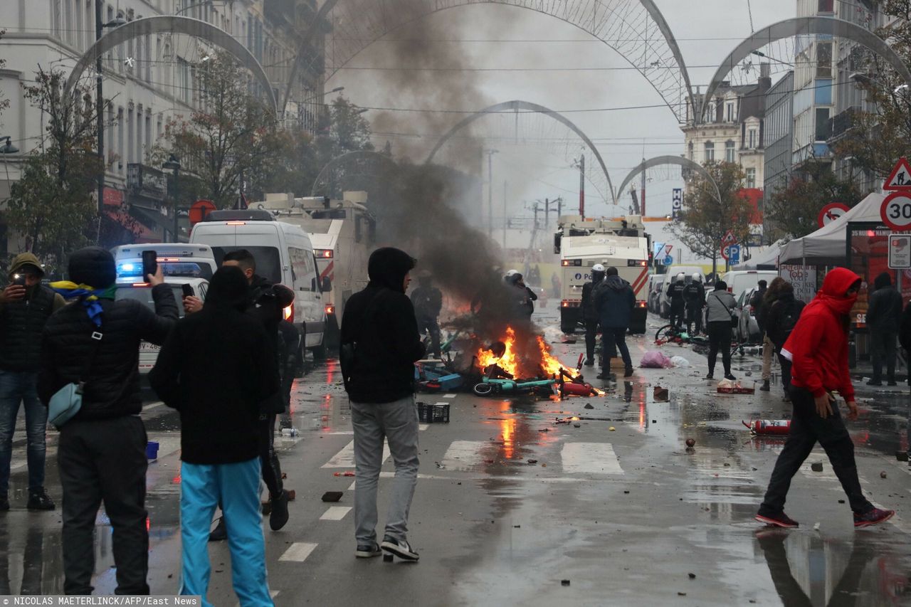 Dantejskie sceny w Brukseli. Policja użyła armatek wodnych