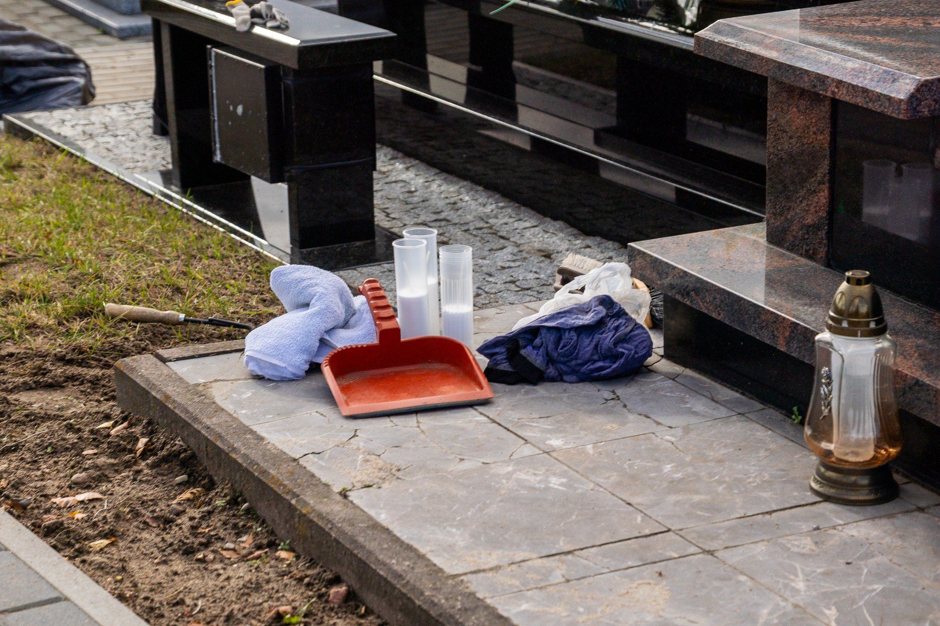 Szufelka, worki na śmieci, miotła - obowiązkowe narzędzia przy porządkowaniu pomników.