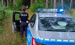 Zajrzał przez szybę i wezwał służby. Nietypowe odkrycie grzybiarza