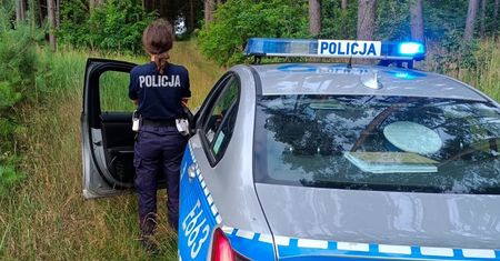 Zajrzał przez szybę i wezwał służby. Nietypowe odkrycie grzybiarza