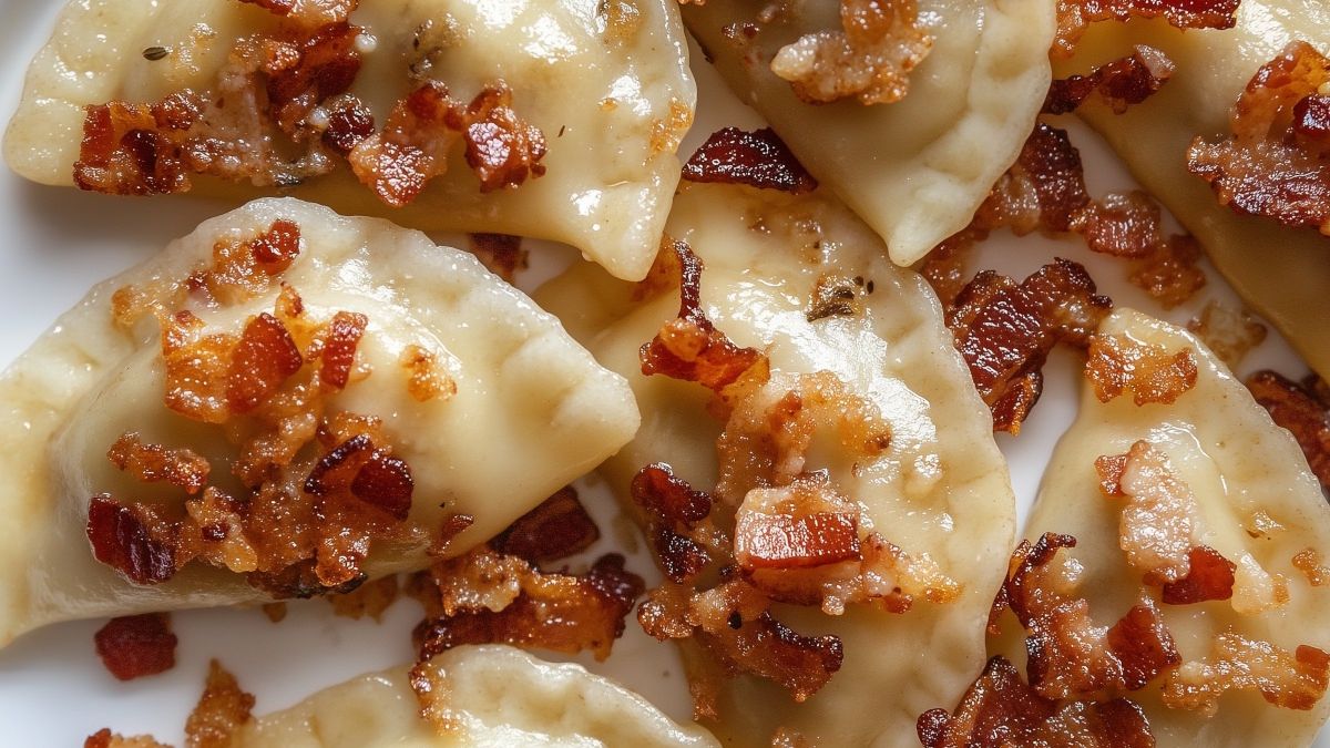 Pierogi z grzybami ze złocistą cebulką