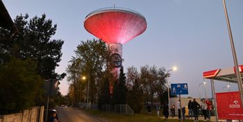 "Grzyb" w Tarnobrzegu iluminowany. Premierowe podświetlenie wieży ciśnień
