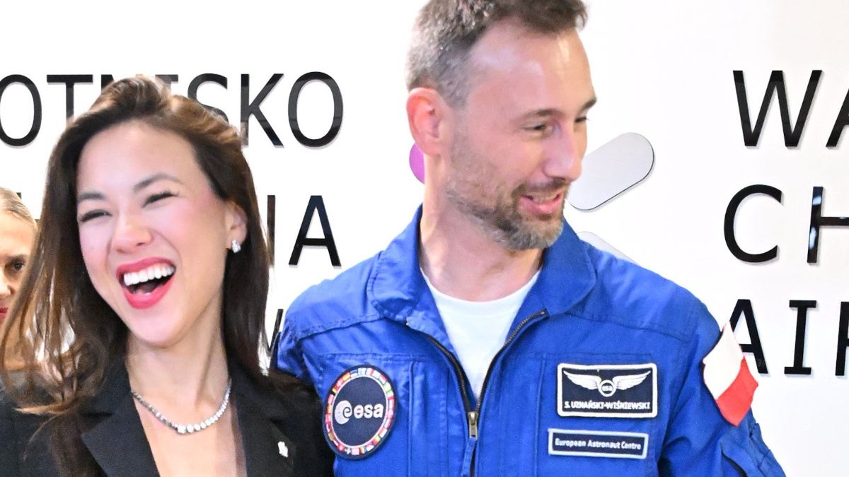 Sławosz Uznański-Wiśniewski wylądował w Polsce. Na lotnisku pojawił się z żoną [ZDJĘCIA]